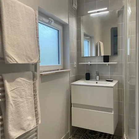 Bel T3 Au 1er Etage Avec Cour Interieure Au Rdc - Marie