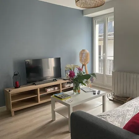 Apartment Bel T3 Au 1er Etage Avec Cour Interieure Au Rdc - Marie *